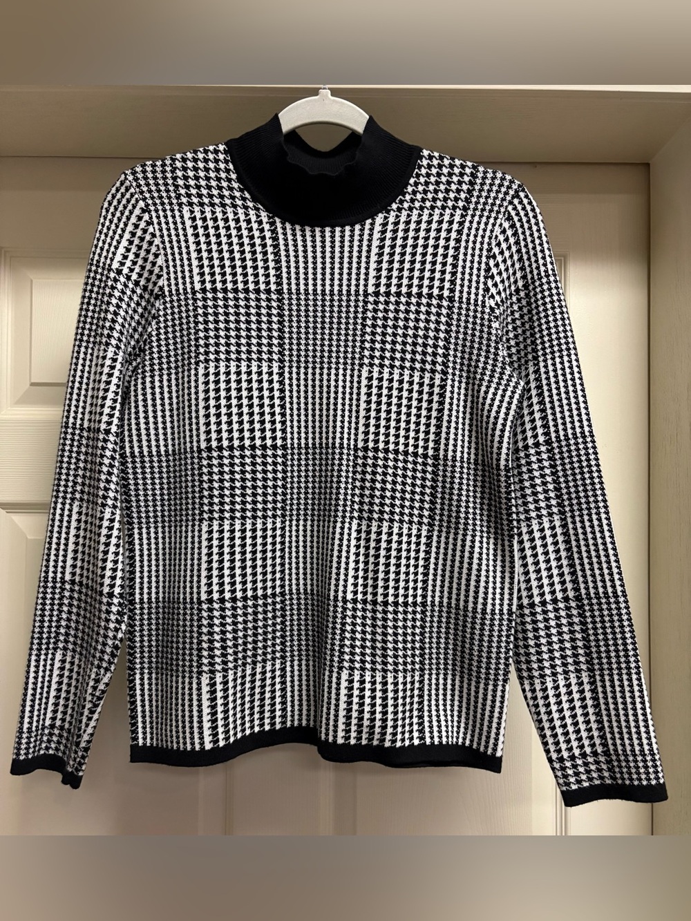T Tahari Black and White Houndstooth Mock Turtleneck Pullover Top